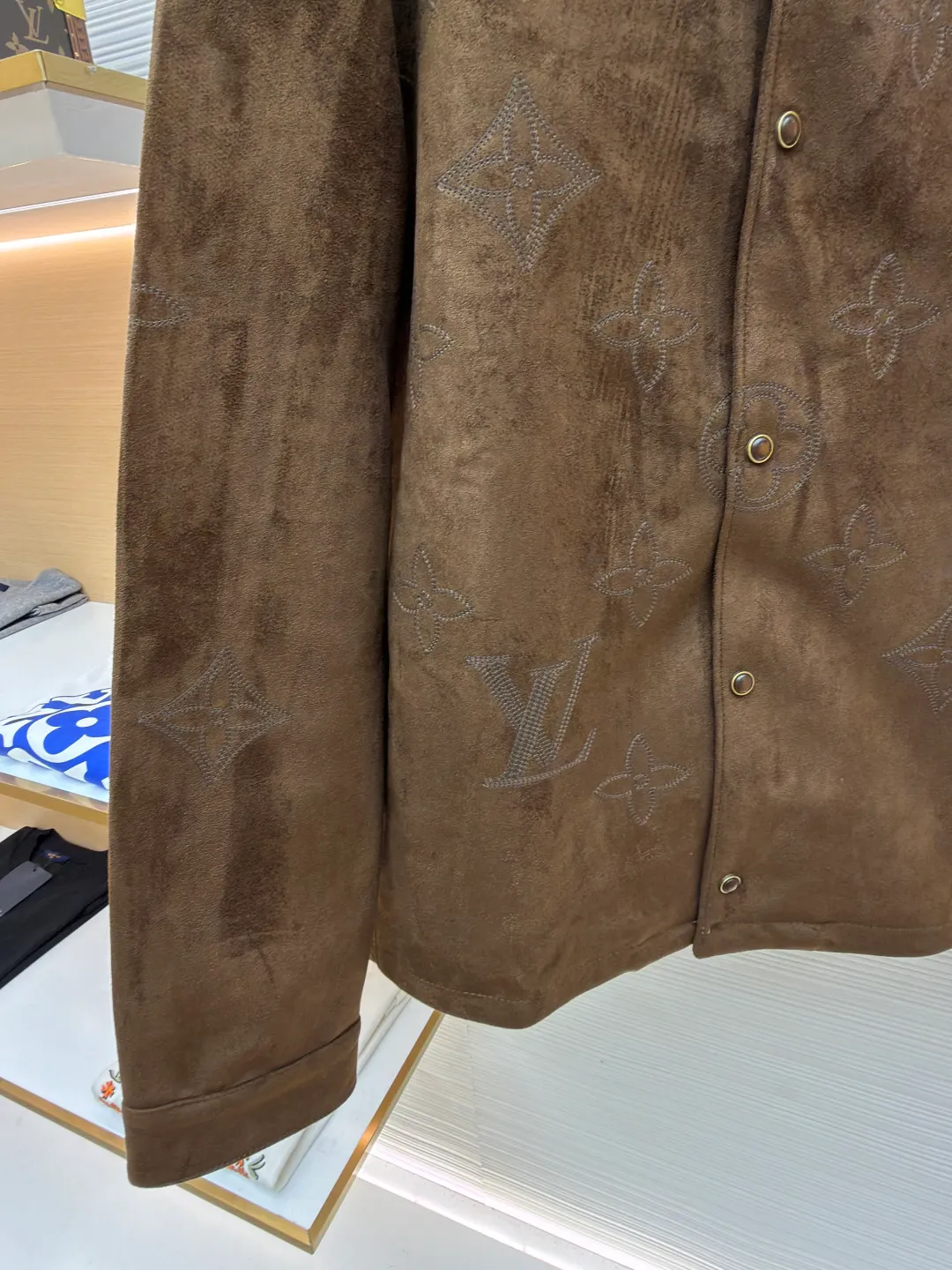 LOUIS VUITTON embroidered suede long-sleeved jacket shirt ●Original version: purchased and developed by 36622 ●Item number: 1682040-C20 ●Material: suede fabric ●Technology: embroidery production ●Color: brown ●Type: fitted version ●Weight: about 1420 grams ●Size: 48-50-52-54 ●Description: Customized original buttons With its elegant tones and exquisite anti-velvet material, it provides a perfect choice for urban elites. The simple design language contains the calmness and restraint of business people, making you feel comfortable in any occasion. The overall wiring is straight and delicate, the fabric is comfortable and soft, and the color is consistent without color difference. It can be matched with the same style to create a fashionable look and control various occasions. Customized accessories, complete with three standards, same style for men and women!